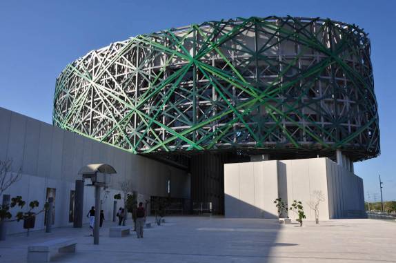 A imponente fachada do Museu da Cultura Maya, em Mérida, a capital do Yucatán, no México